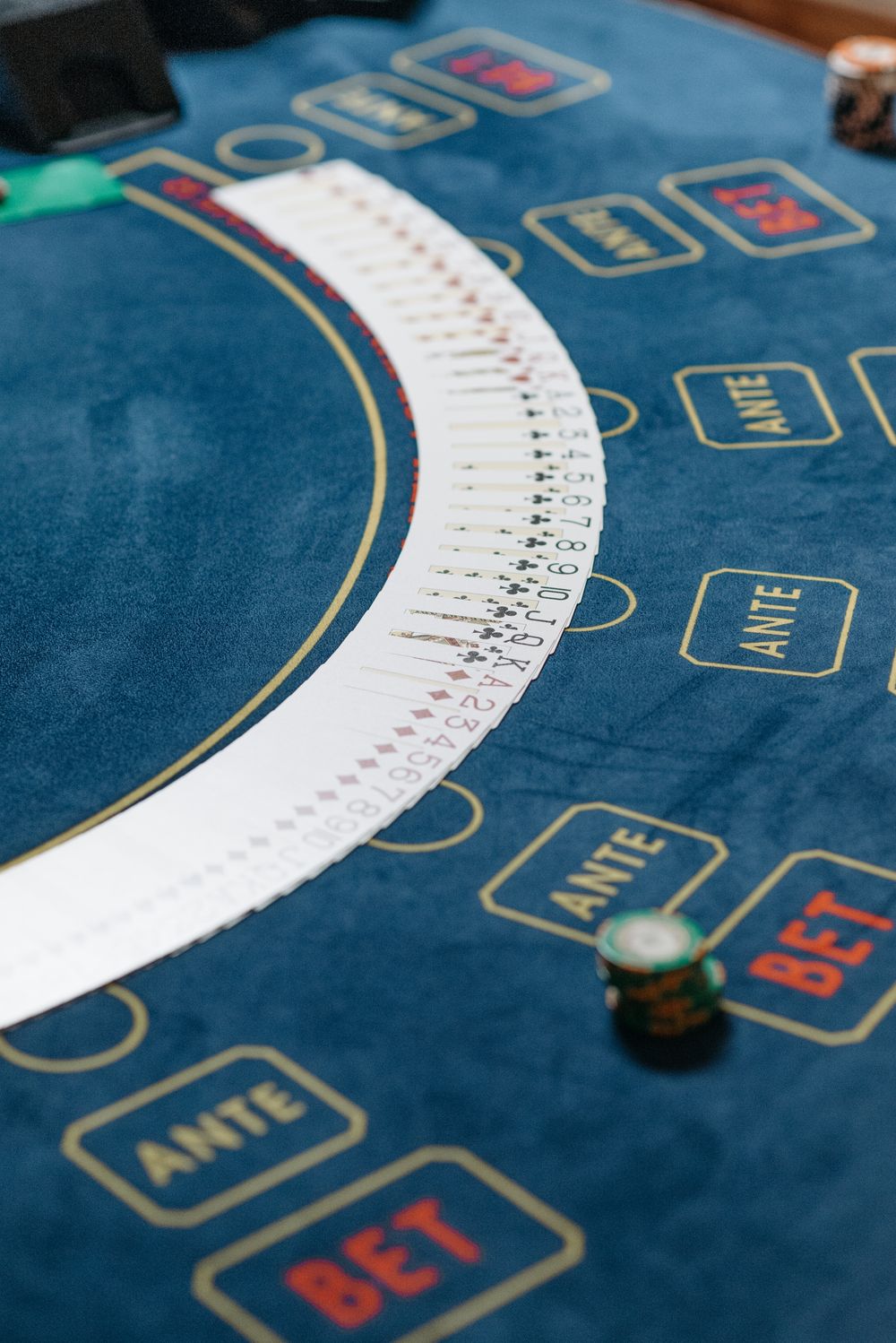 Kartu remi tersebar di atas meja poker
