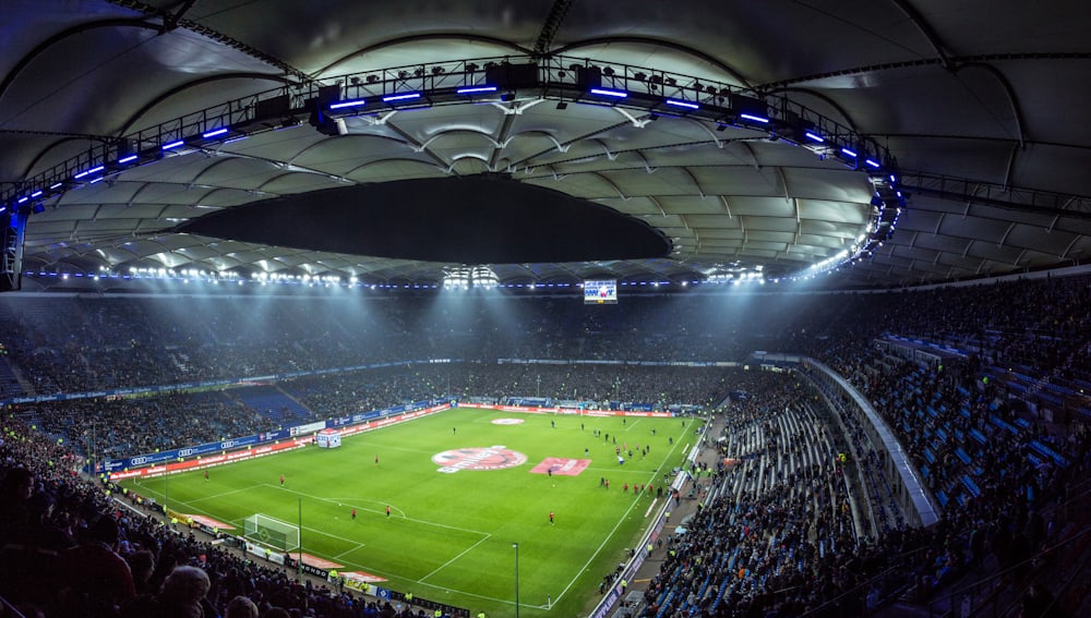Lapangan stadion sepak bola hijau dari sudut atas